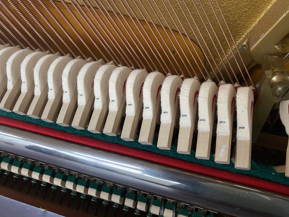 Piękne, białe pianino Grotrian Steinweg