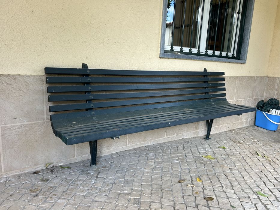 Banco de jardim, de fixar à parede, tradicional em ferro e madeira.