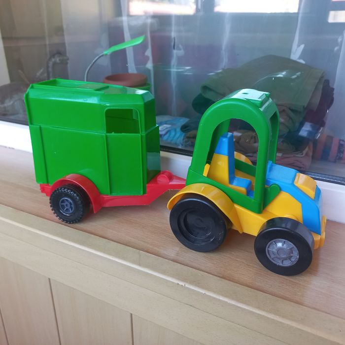 Трактор з двома причепами