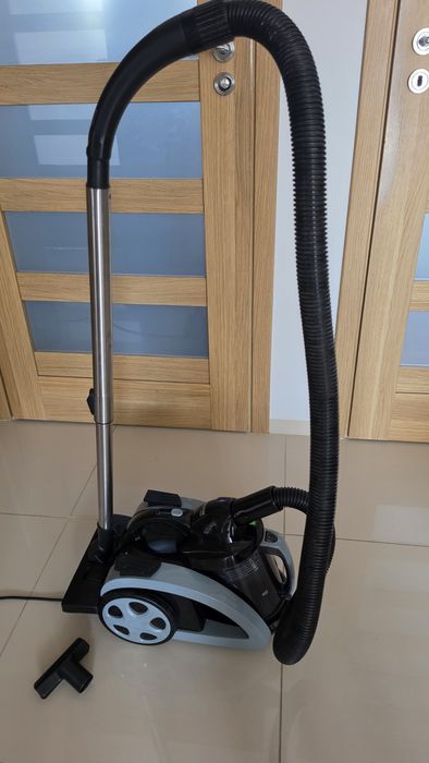 Odkurzacz bezworkowy 1600 W