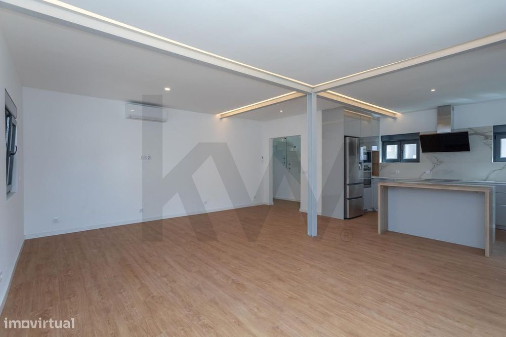 Charmosa Moradia T5 com Jardim Totalmente Remodelada -  Sassoeiros, Ca