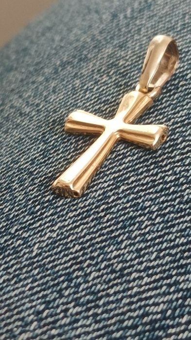 Золотой крестик essemme.750 проба.