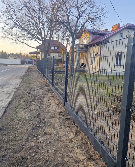 Montaż ogrodzeń panelowych,  palisadowych,  ze sztachet,  bramy,