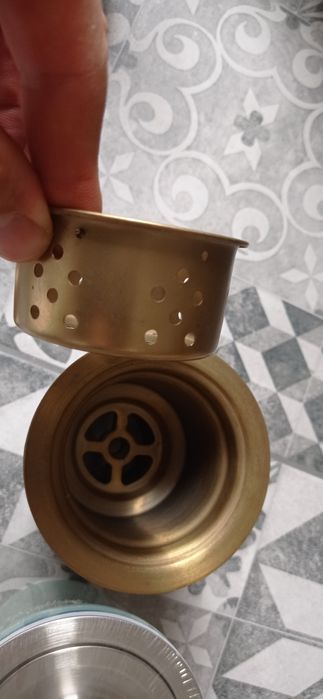 Złote i Srebrne sitko do zlewu zlewozmywaka z sitkiem