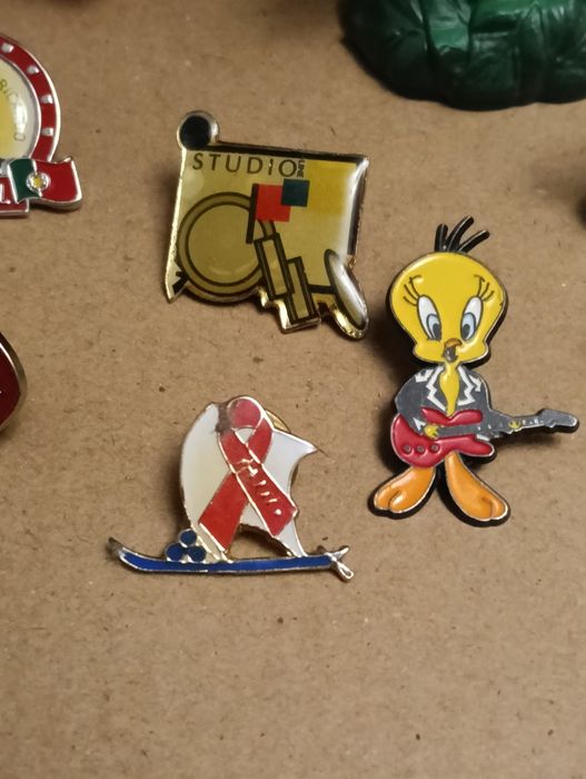 Lote de colecionaveis,pins, bonecos..