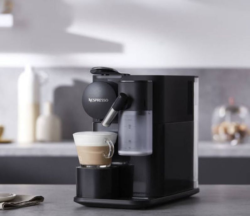 Máquina de café Nespresso Delonghi preta