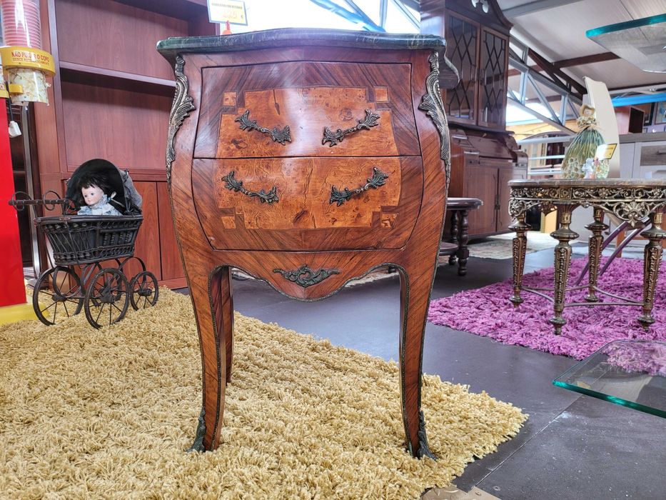 Muito bonita mini cómoda antiga em madeira e tampo em pedra