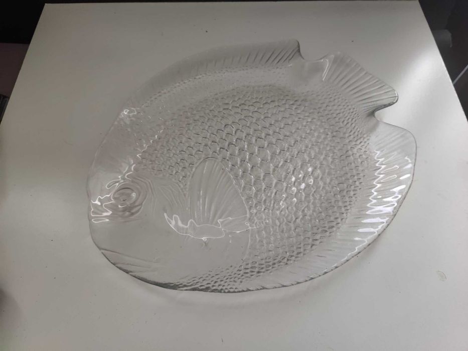 prato de vidro em forma de peixe