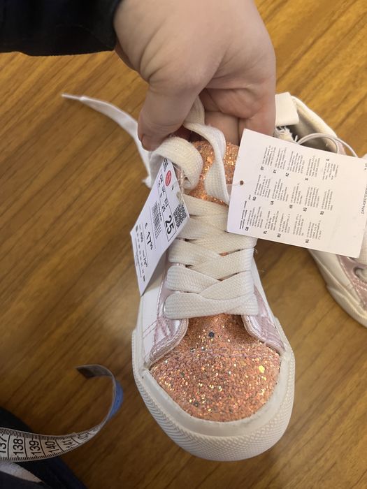 Нові кеди для дівчинки