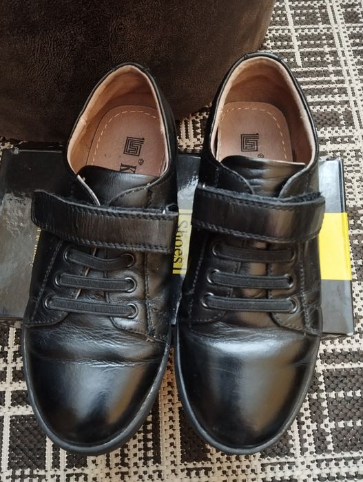 Шкіряні туфлі , кросівки