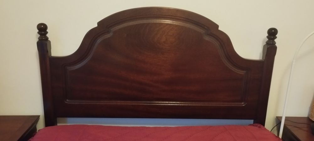 Cama de casal mogno