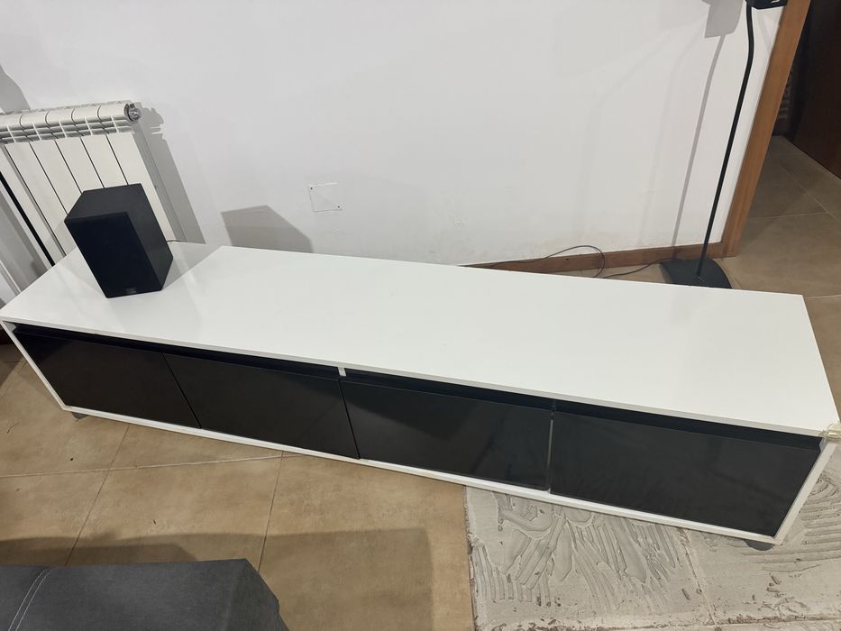 Móvel de TV Preto e Branco + Móveis de Apoio