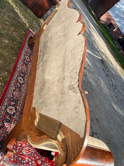 Stara sofa w stylu Biedermeier .