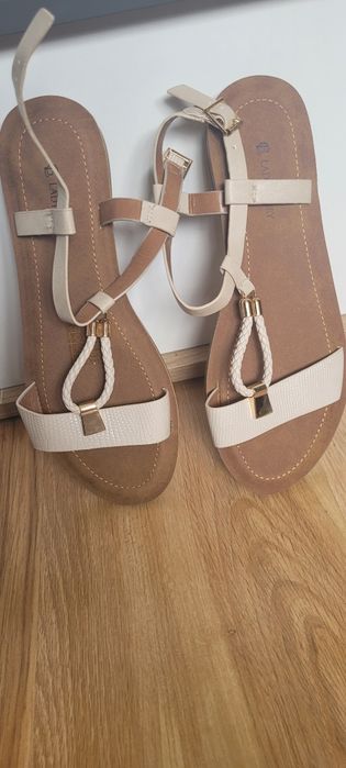 Nowe piękne sandałki