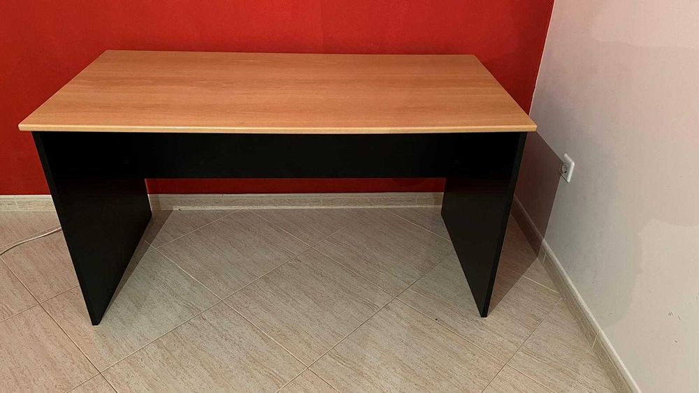 Secretária de escritório  (tampo cor cerejeira 1,40cm x74cm)