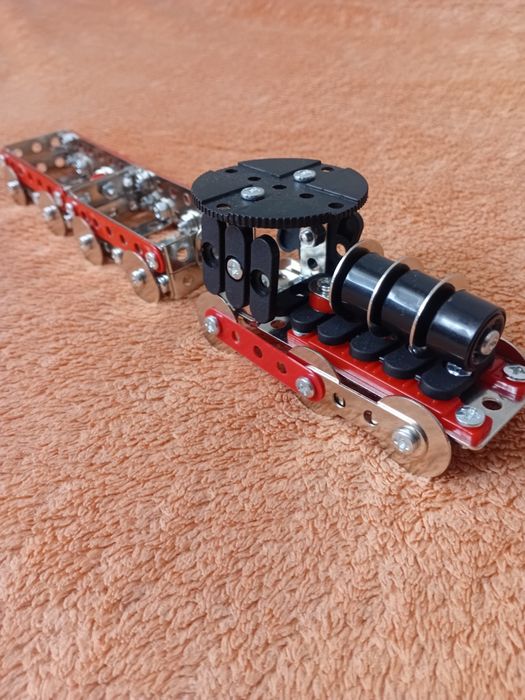 Металлический конструктор железная дорога и паровоз.