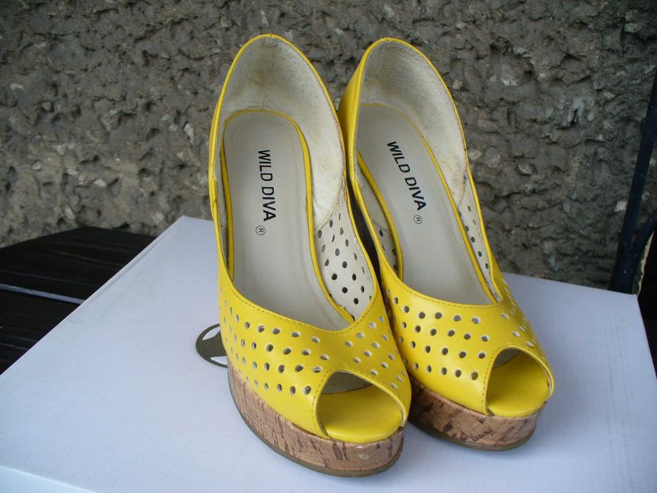 %_WILD DIVA*_żółte ażurowe koturny / sandałki na korku/korek_35