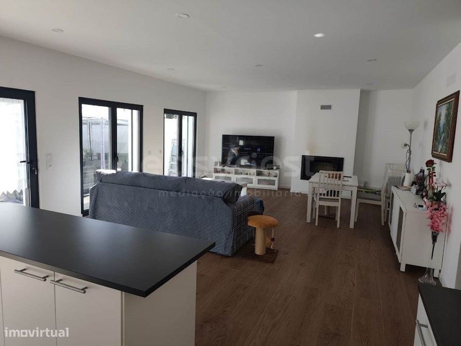 Moradia T2 em estado Novo com Logradouro e Saída para 2 Ruas em Mon...