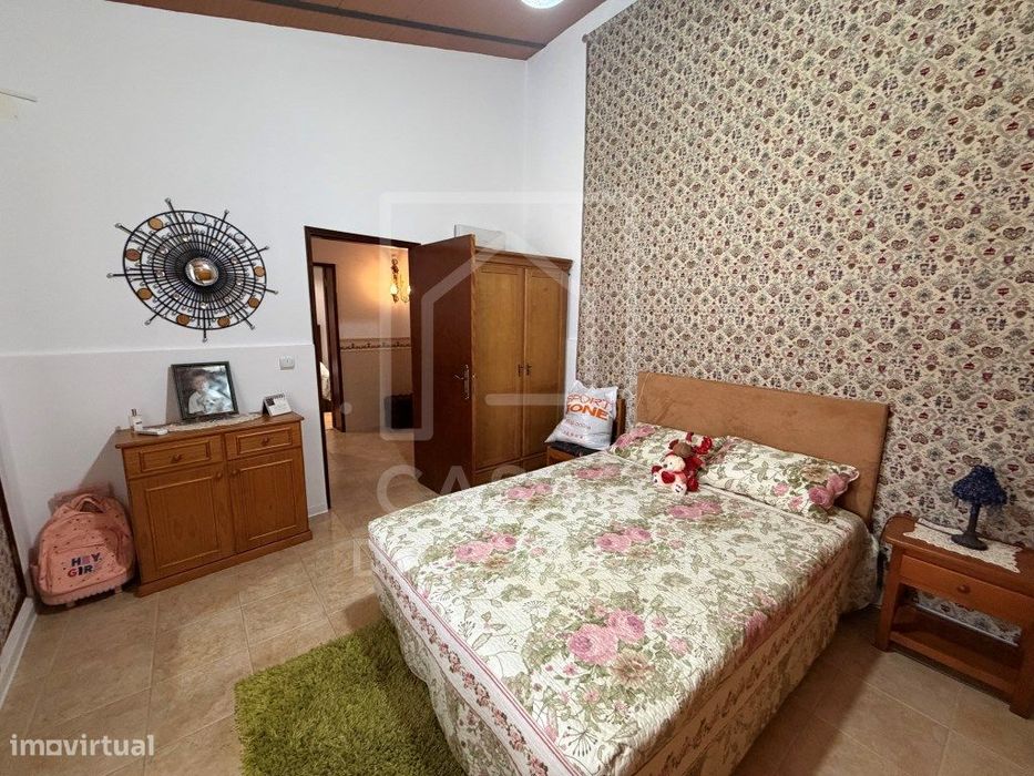 Propriedade T3 com Anexo T1+1 completamente renovada e jardim com 1...