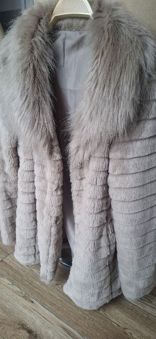 Krótki plaszczyk sztuczne futerko