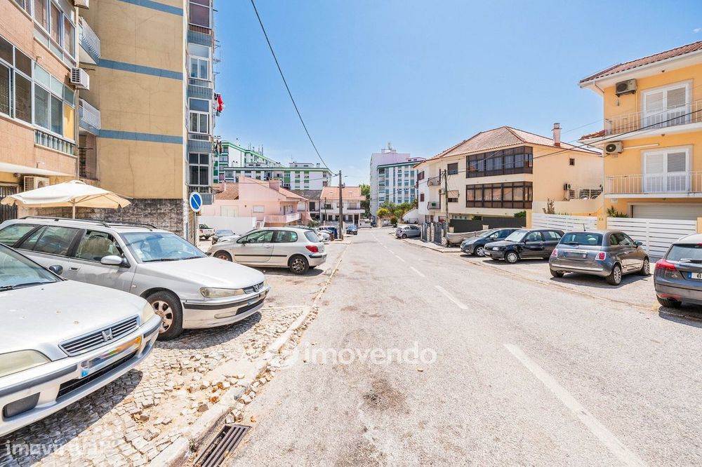 Apartamento T2 luminoso, totalmente remodelado, em Corroios