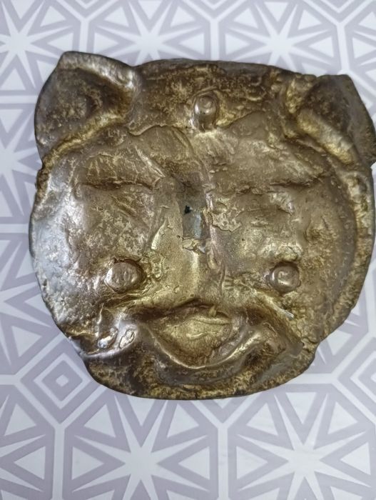 Figura de gato de latão antigo
8 cms
