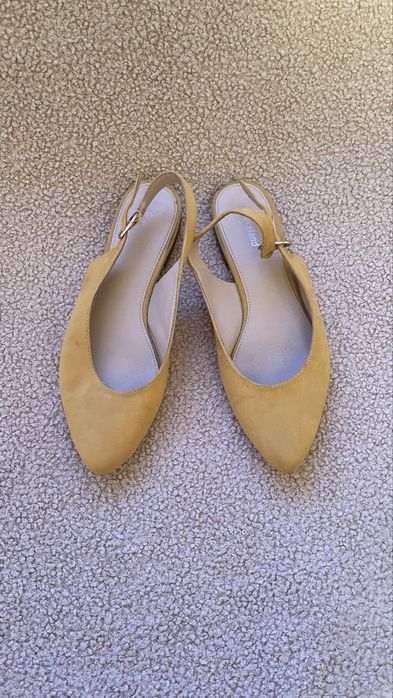 Лодочки в розмірі 36 на 23 см в хорошому стані колір горчичний