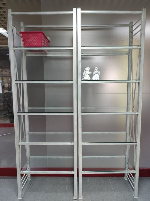 Dois módulos de prateleiras, estrutura em ferro e prateleiras em vidro