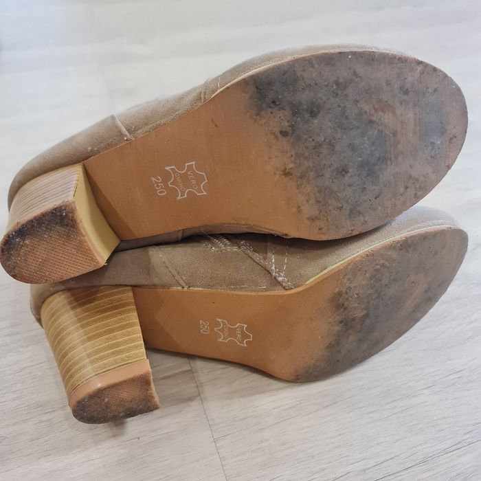 Bota com salto pequeno, creme