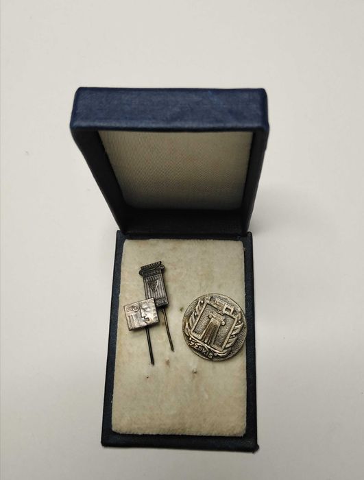 Zestaw 3 przypinek z pudełkiem ZZPKiS prl