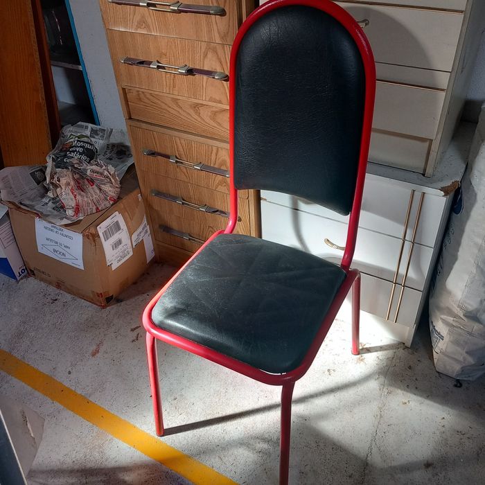 Cadeira em ferro vermelha forrada a napa preta