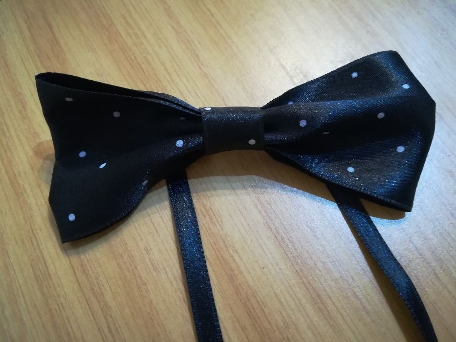 Laço preto com alfinete e pontas