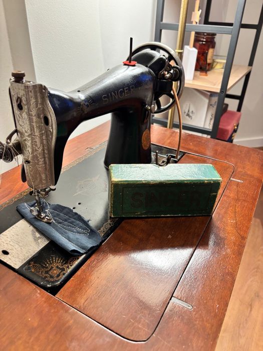 Máquina de coser singer a funcionar