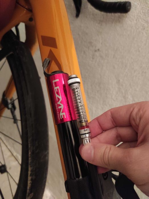 Pompka z manometrem Lezyne Grip Drive HV M + ABS Pen Gauge