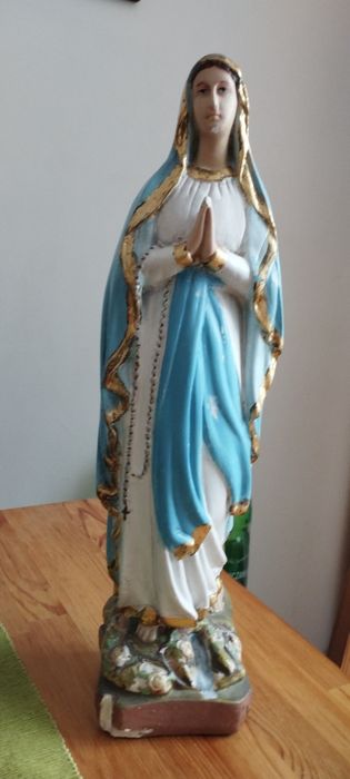 Stara figurka Matki Bożej.