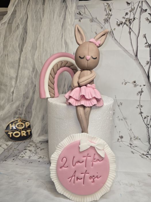 Króliczek zajączek z masy cukrowej miś na tort na roczek figurki