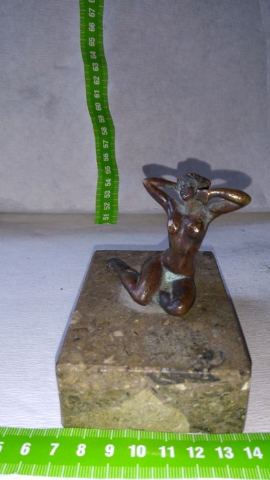 Figurka , akt kobiety z brązu zamienię