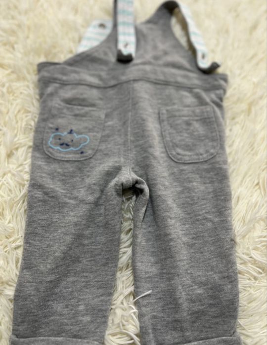 Jardineira bebe menino