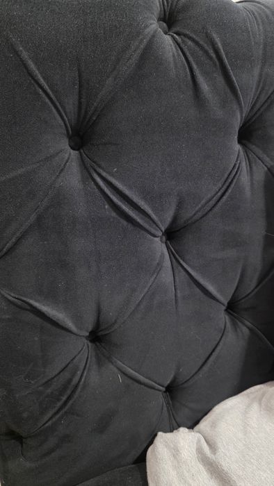 Cama em Capitonê de veludo negro