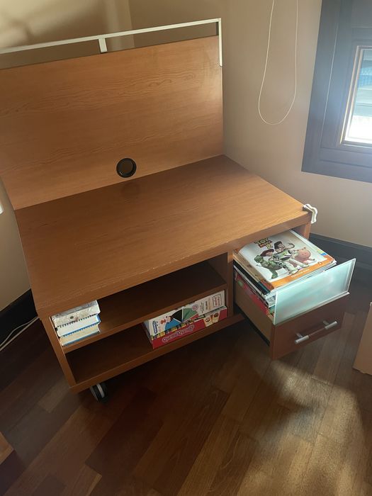 Movél para TV com gaveta e rodas