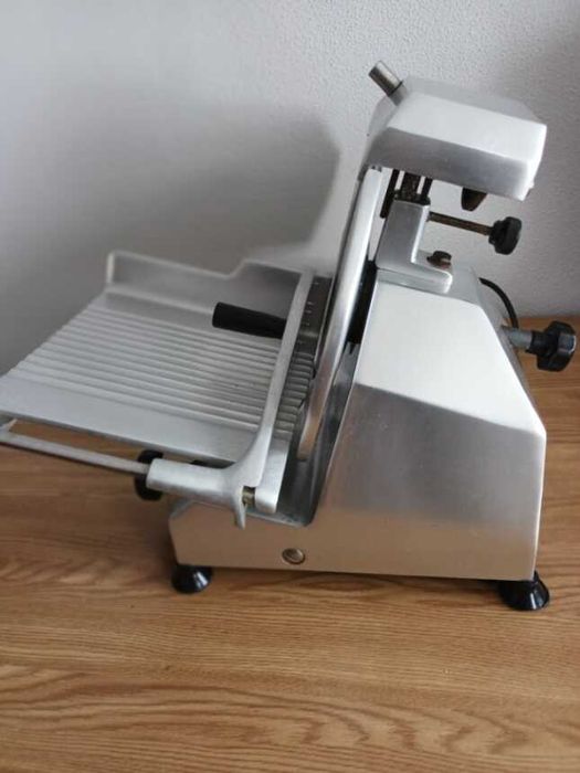 Cortadora Carnes Frias, Lamina 250mm com afiador incorporado