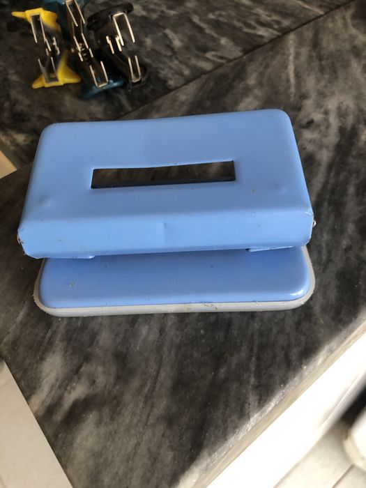 Furador de papel e tira agrafes