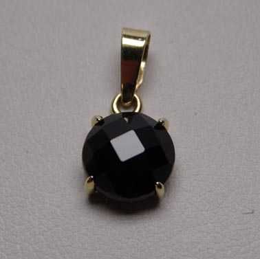Złota zawieszka fasetowany czarny onyks.