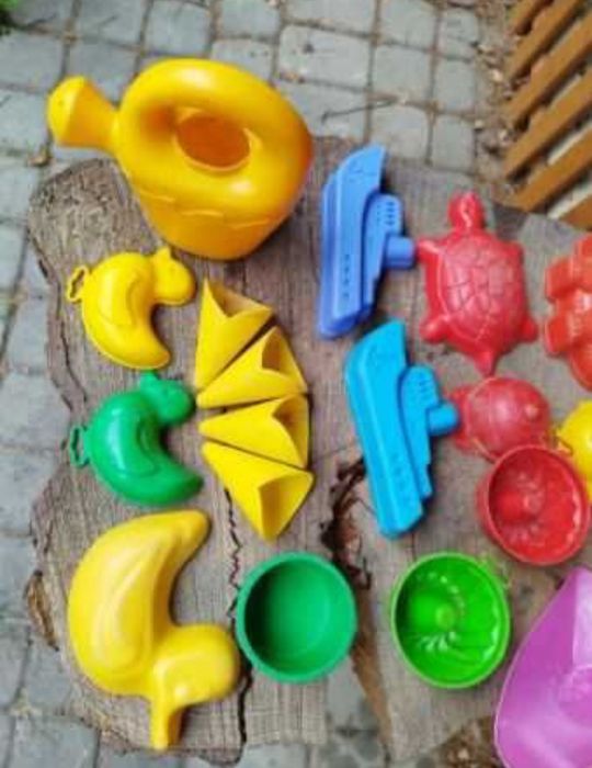 Foremki , łopatki małe i duże do piasku + statek do wody + kreda