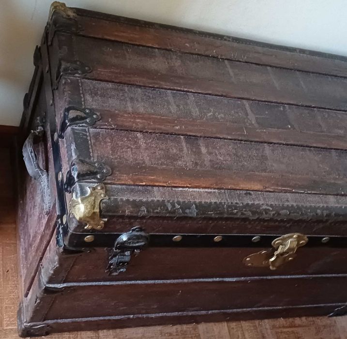 Baú de madeira antigo