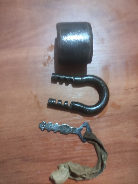 Антикварний старовинний навісний замок. Робочий