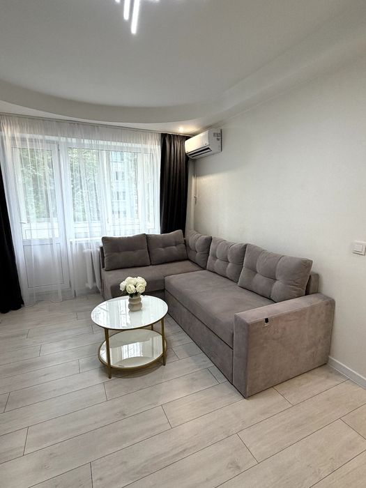 Власник без комісії. Київ .Продам 2 к квартиру 10 хв до метро. Бульвар Верховної Ради 26 Б