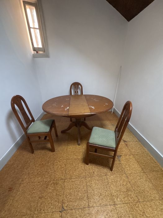 Dou mesa de sala e 3 cadeiras