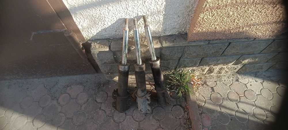 Амортизатор 3 шт. Б.у, розборні. 2 робочих, 1 треба перебрати,