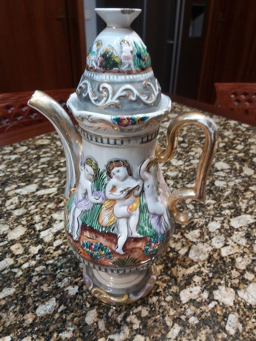 Peças de loiça antiga de Alcobaça